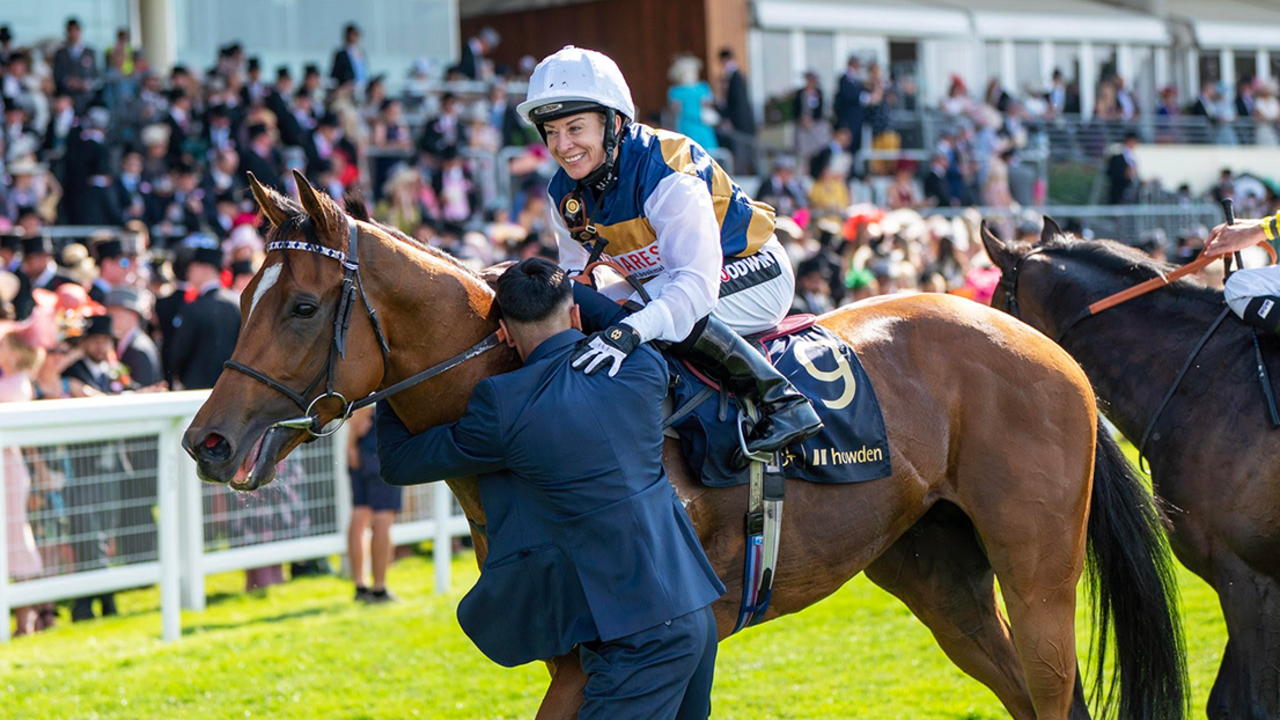 Docklands Heads Three-Pronged Eustace Royal Charge Image 1