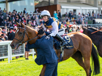 Docklands Heads Three-Pronged Eustace Royal Charge Image 1